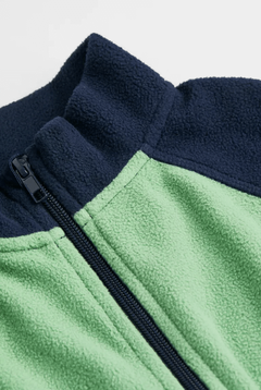 Campera "H&M". Little Boy- De micropolar verde con mangas azules - comprar online