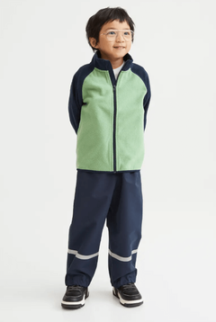 Campera "H&M". Little Boy- De micropolar verde con mangas azules en internet