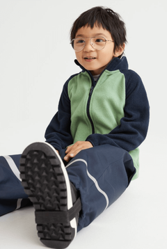 Campera "H&M". Little Boy- De micropolar verde con mangas azules - Lupeluz