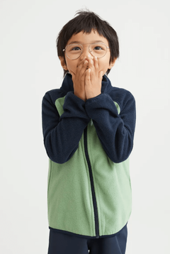 Campera "H&M". Little Boy- De micropolar verde con mangas azules - tienda online