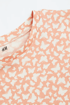 Remera H&M - Rosa clarito con mariposas blancas en internet