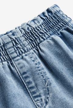 Short "H&M" - De jean blandito, celeste clarito, con cintura alta elastizada en internet