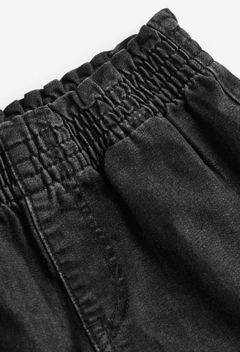 Short "H&M" - De jean blandito, negro, con cintura alta elastizada en internet