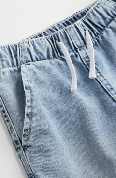 Short "H&M" - De jean celeste clarito con cintura elastizada en internet