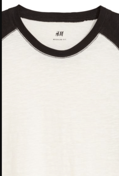 Remera "H&M" - Blanca y negra, corte wrangler - comprar online