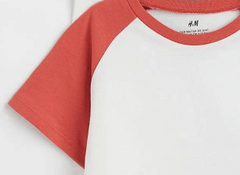 Remera "H&M" - Blanca y rojo, corte wrangler - comprar online