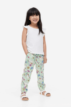 Pantalón "H&M" - Tipo babucha verde con unicornios y arco iris - comprar online