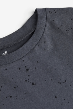 Remera H&M - Gris oscuro con pintitas negras - Lupeluz