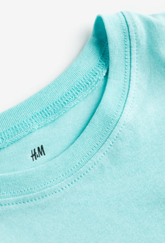 Remera "H&M" - Verde agua con "Restart" en internet