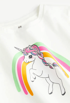 Remera "H&M" - Cruda arco iris y unicornio con brillitos en internet
