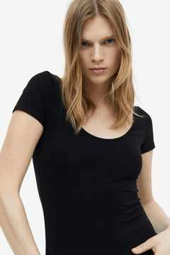 Remera "H&M" - Negra lisa, escote redondo, ajustada! - tienda online