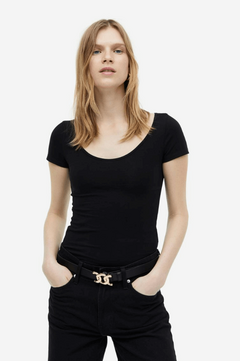 Remera "H&M" - Negra lisa, escote redondo, ajustada! - comprar online