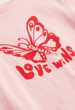 Remera "H&M" - Rosa con mariposa "Love wins" - comprar online