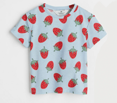 Remera "H&M" - Celeste con frutillas