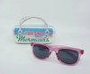 Pack estuche + anteojos de sol "Wonder Nation" - Rosas transparentes con estuche plateado escamas "Mermaid"