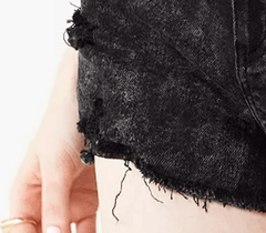 Short "So" - De adulto, jean elastizado nevado negro con recortes (ver medidas) en internet