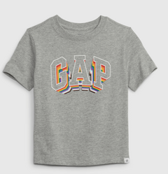 Remera "GAP". Gris con logo estampado de colores