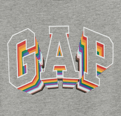 Remera "GAP". Gris con logo estampado de colores en internet