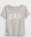 Remera "GAP". Gris con logo estampado en blanco y rosa