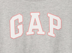 Remera "GAP". Gris con logo estampado en blanco y rosa en internet