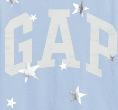 Remera "GAP". Celeste con logo blanco y estrellas plateadas - comprar online