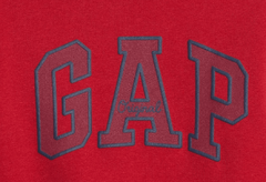 Buzo "Gap". Cuello redondo rojo con logo estampado - comprar online