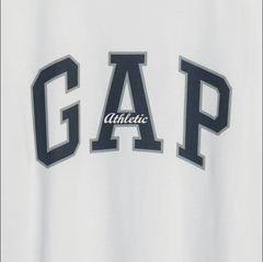 Remera "Gap" - Blanca con logo azul y "Athletic" - comprar online