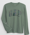 Remera "GAP". Verde oscuro, con logo estampado camuflado