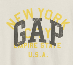 Remera "GAP". Cruda, manga larga, con logo negro y New York en amarillo - comprar online