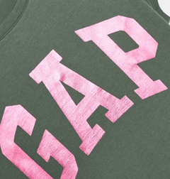 Remera "Gap" - Verde musgo con logo fucsia brilloso en internet