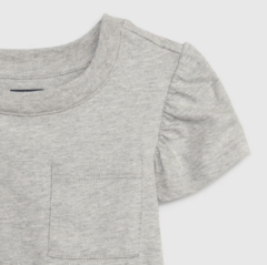 Remera "Gap" - Gris lisa, con bolsillo y detalle en los hombros - comprar online