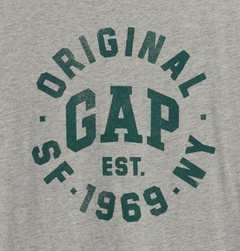 Remera "Gap" - Gris con letras en verde - comprar online