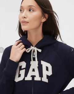 Campera "Gap". De adulto - Azul marino con logo blanco y vivo en rosa en internet