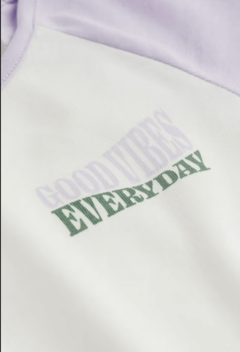 Remera H&M - Blanca con mangas lilas "Good Vibes Everyday" - comprar online