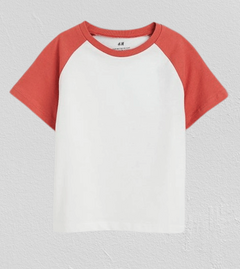 Remera "H&M" - Blanca y rojo, corte wrangler