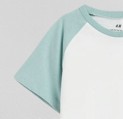 Remera "H&M" - Blanca y verde clarito, corte wrangler - comprar online