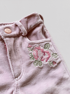 Pantalón "Old Bunch" - De plush rosa, con flor bordada, corte jean en internet