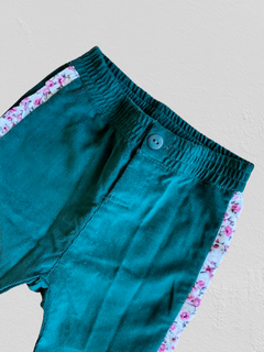 Pantalón "Old Bunch" - De corderoy verde con detalles de florcitas - Lupeluz