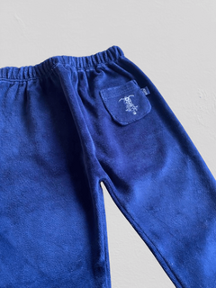 Pantalón "Old Bunch" - Ranita de plush azul marino, con bolsillo atrás, con moto bordada - Lupeluz