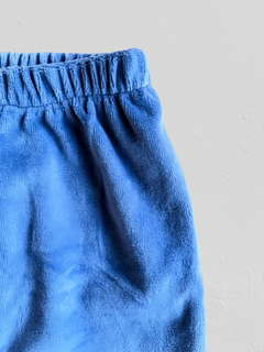 Pantalón "Old Bunch" - Ranita de plush azul aero, con bolsillo atrás, con osito bordado - tienda online