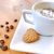 biscoito de café num pires acompanhando uma xícara de café espresso