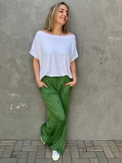 Calça Pantalona Viscolycra com bolso na frente na cor verde