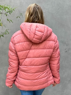 jaqueta de nylon forrada puffer com capuz na cor rose