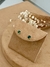 Brinco mini com zircônia verde banhado a ouro 18k na internet