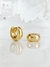 Brinco argolinha P lisa com detalhe vazado atrás banhado a ouro 18k - Cheias de Charme Joias - Semijoias da moda 