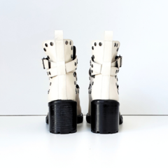 Imagem do BOTA PARÔ COOL COM TACHAS OFF WHITE