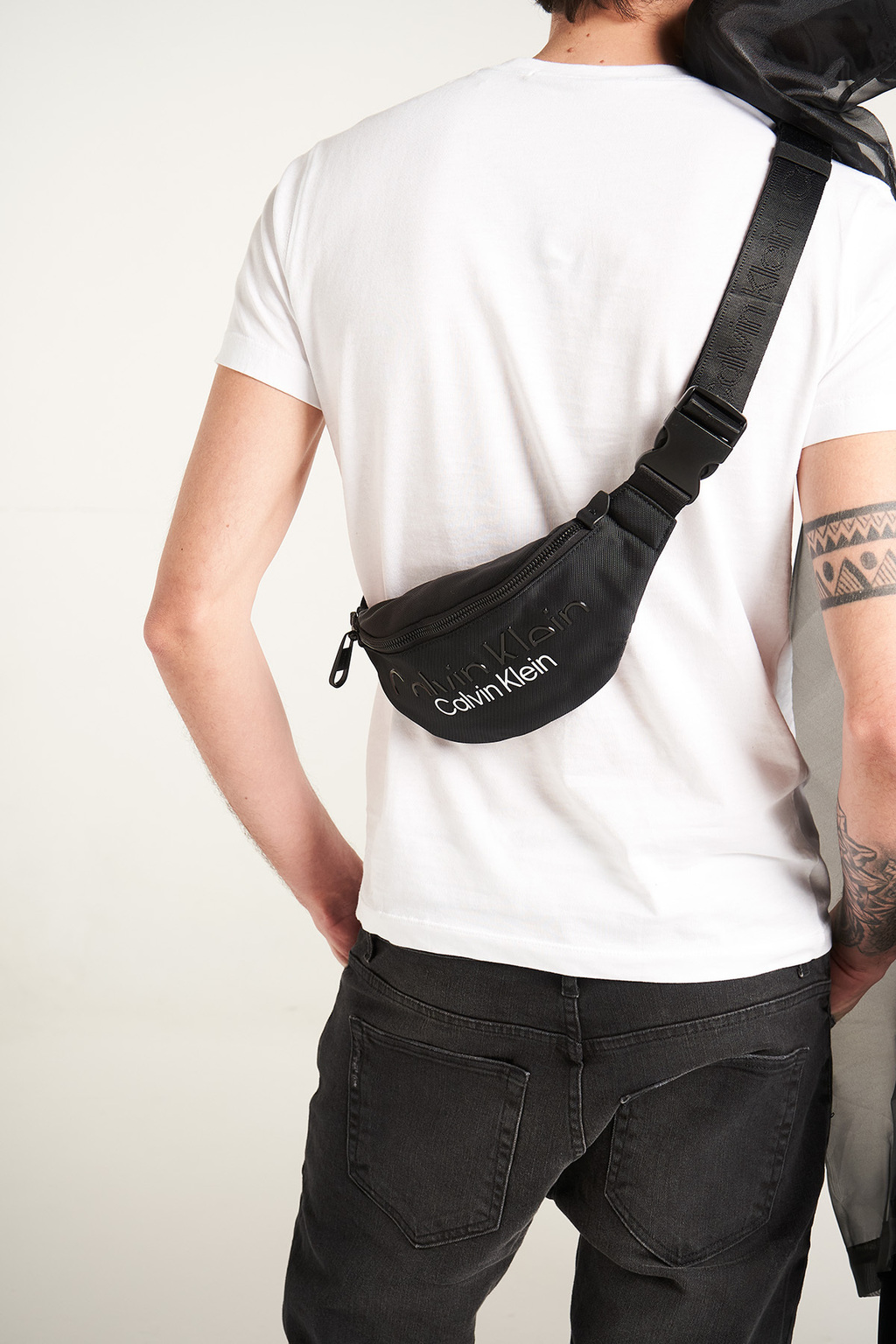CALVIN KLEIN RI ONERA CON LOGO ENGOMADO Aloud