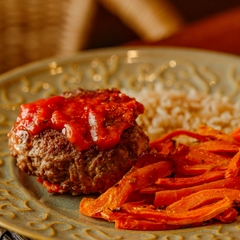 HAMBURGUER, CENOURA E ARROZ INTEGRAL