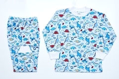 Pijama de dos piezas de algodón celeste con dinos azul y rojo