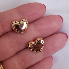 Brinco coraçao dourado com zirconias coloridas folheado em ouro 18k - loja online